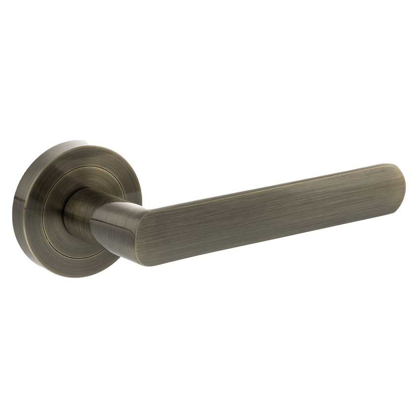 Picture of Carolina Lever Door Handle On A Round Rose - S42Rab